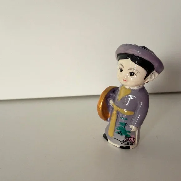 Charming Ceramic Figurines in Traditional Dress - Picture 4 of 5